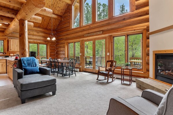 Smart TV, fireplace, foosball - Peaceful Valley Hideaway (Rapid City)