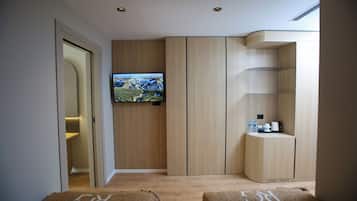 Desk, laptop workspace, soundproofing, free WiFi