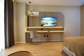 Desk, laptop workspace, soundproofing, free WiFi