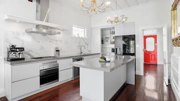 Full-size fridge, microwave, oven, stovetop