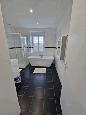 Douche, sèche-cheveux, serviettes fournies, papier toilette