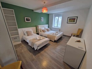 4 Schlafzimmer, Bügeleisen/Bügelbrett, Reisekinderbett, WLAN