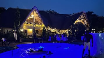 Hồ bơi ngoài trời
