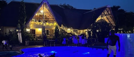 Una piscina al aire libre