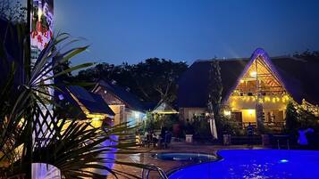 Bagian depan properti - sore/malam