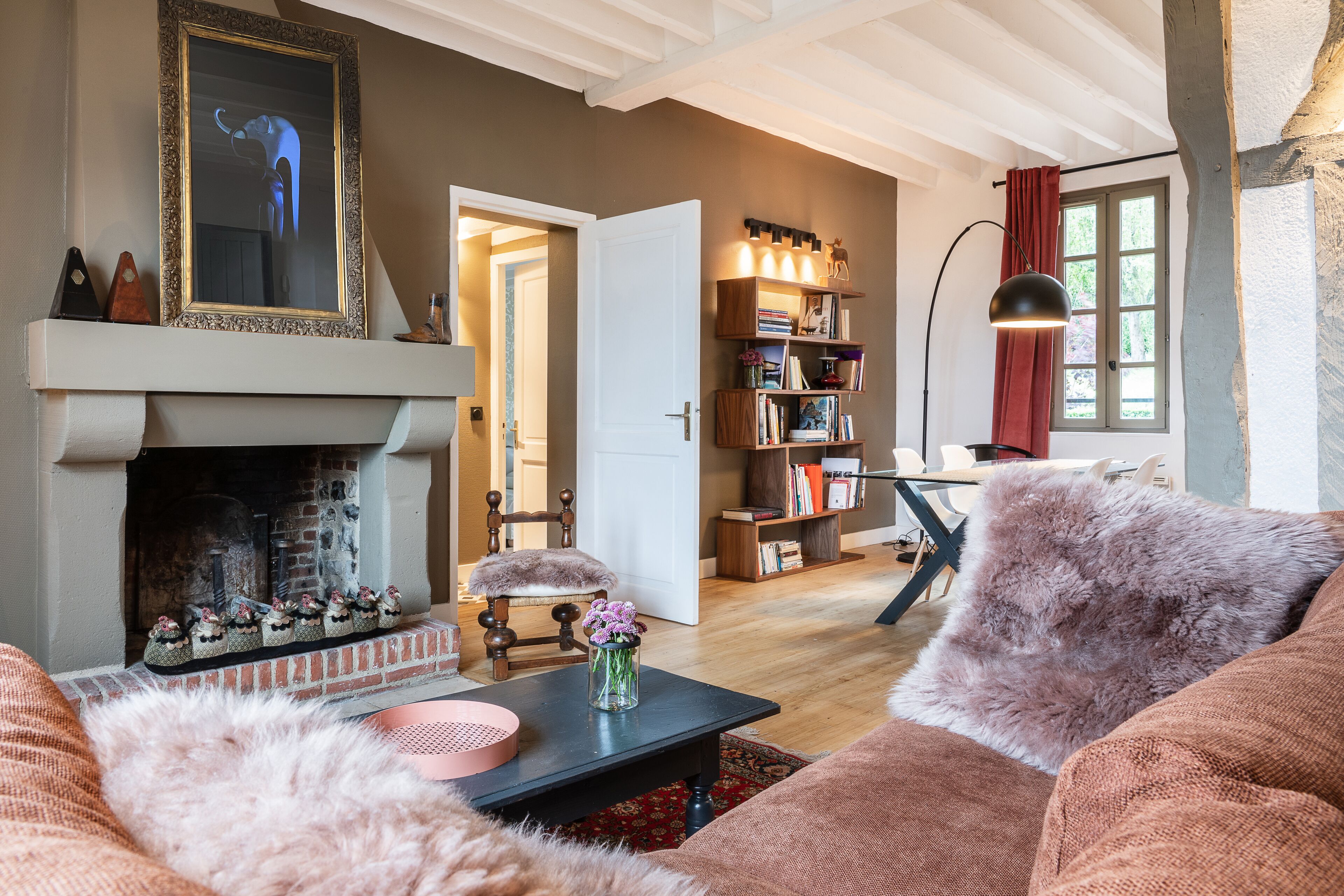 Een televisie en boeken