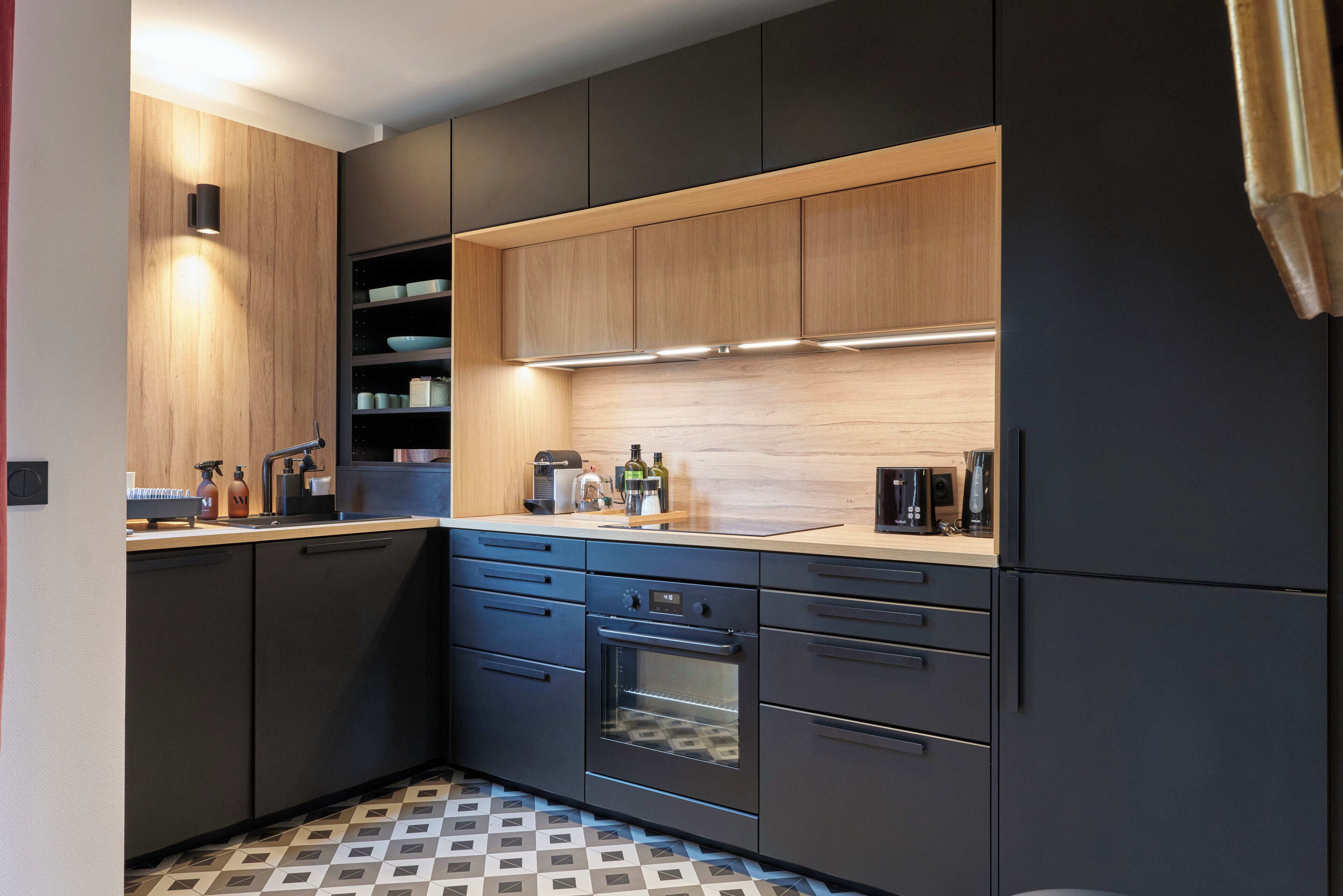 Een koelkast, een magnetron, een oven, een kookplaat