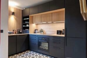 Een koelkast, een microgolfoven, een oven, een kookplaat