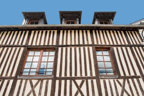 Exterior detail - LE PREMIER du 10Honfleur (Honfleur)