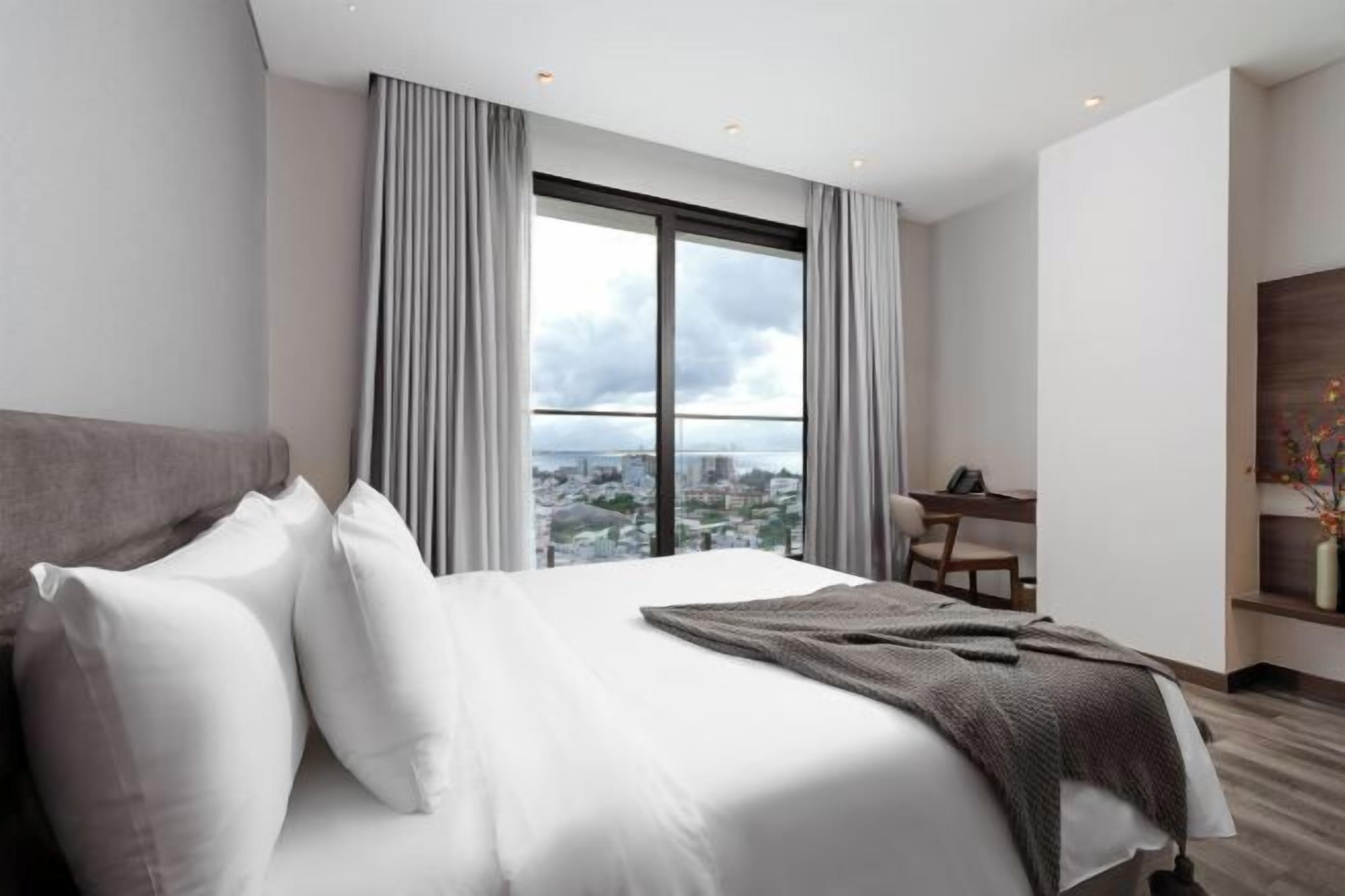 Bureau, fer et planche à repasser, lits pliants/supplémentaires