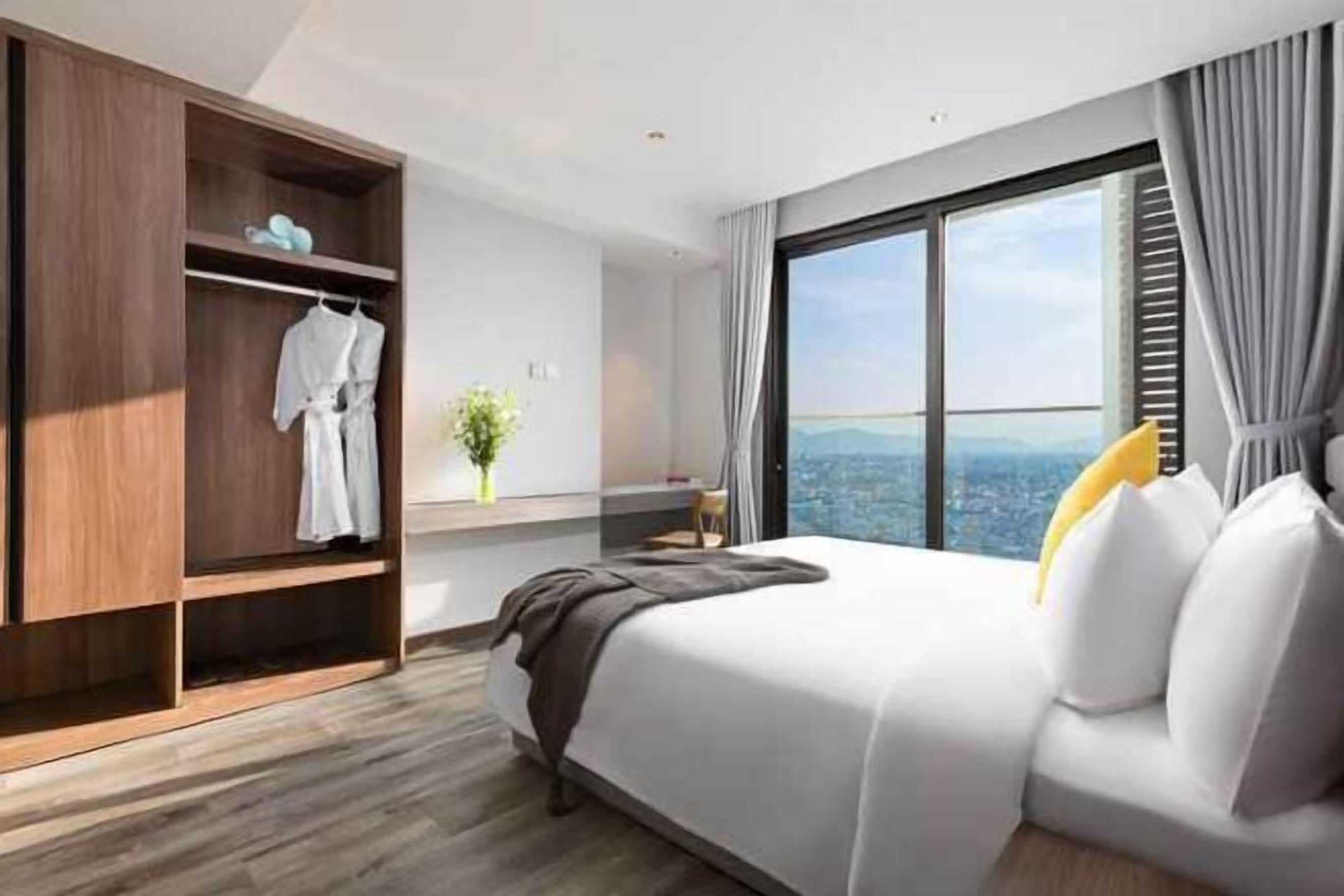 Desk, iron/ironing board, rollaway beds, free WiFi