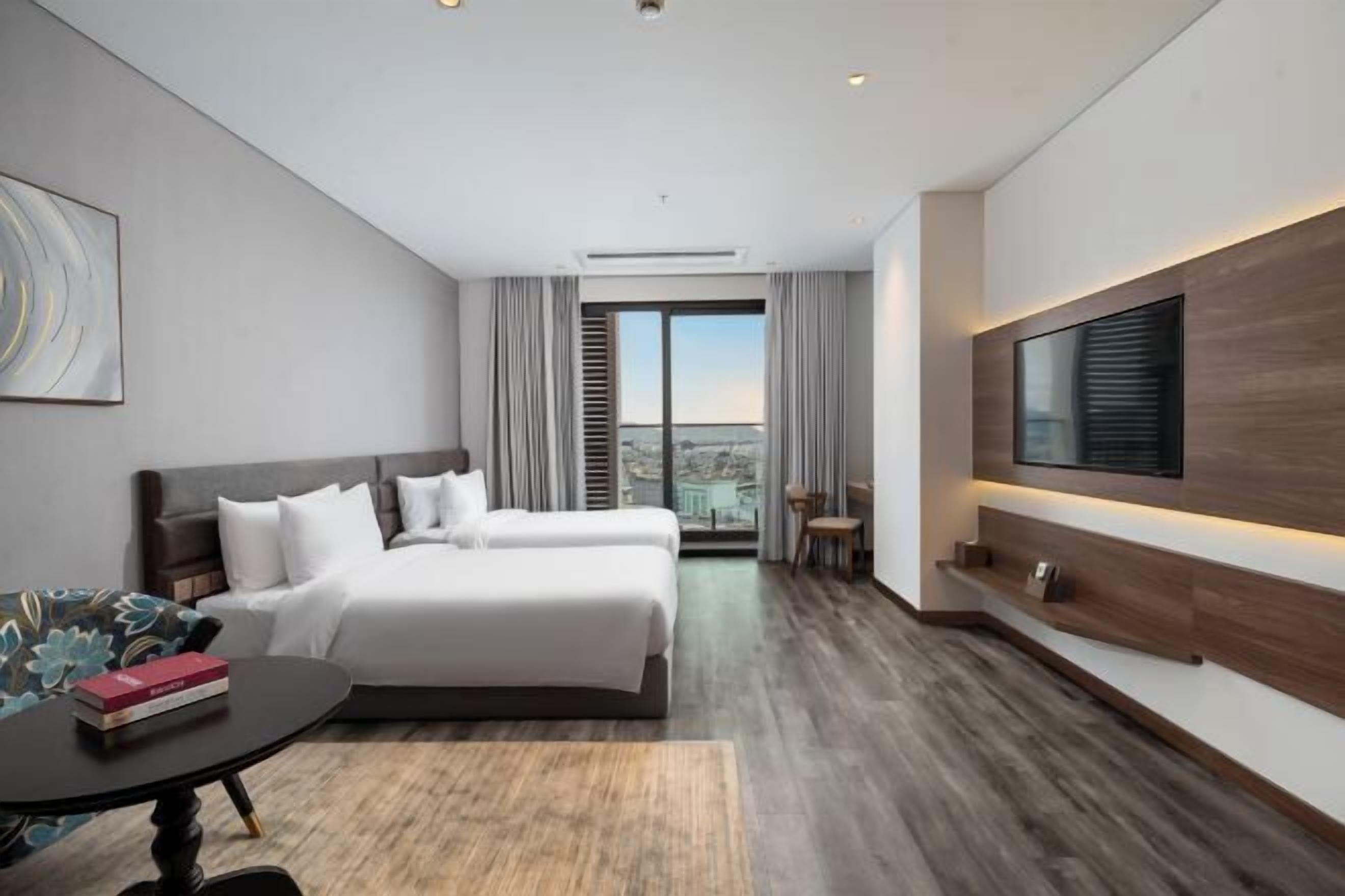 Bureau, fer et planche à repasser, lits pliants/supplémentaires