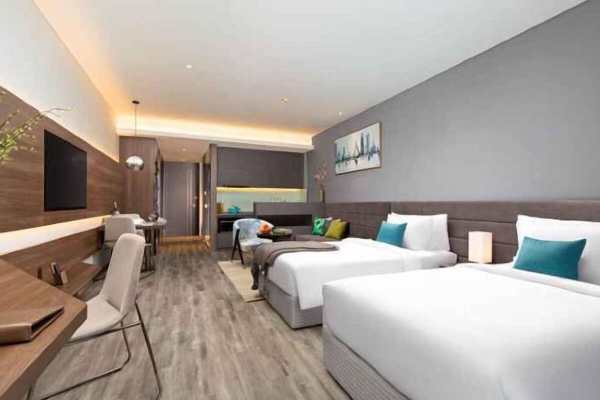 Escritorio, tabla de planchar con plancha, camas supletorias