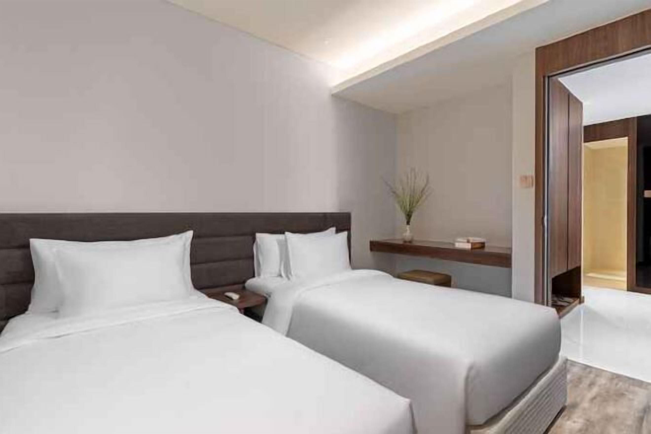 Desk, iron/ironing board, rollaway beds, free WiFi