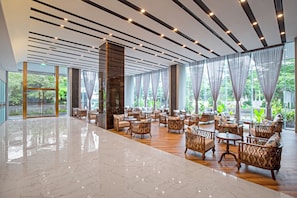 Lobby sitting area - Centre Point Danang Hotel & Residence (Da Nang)