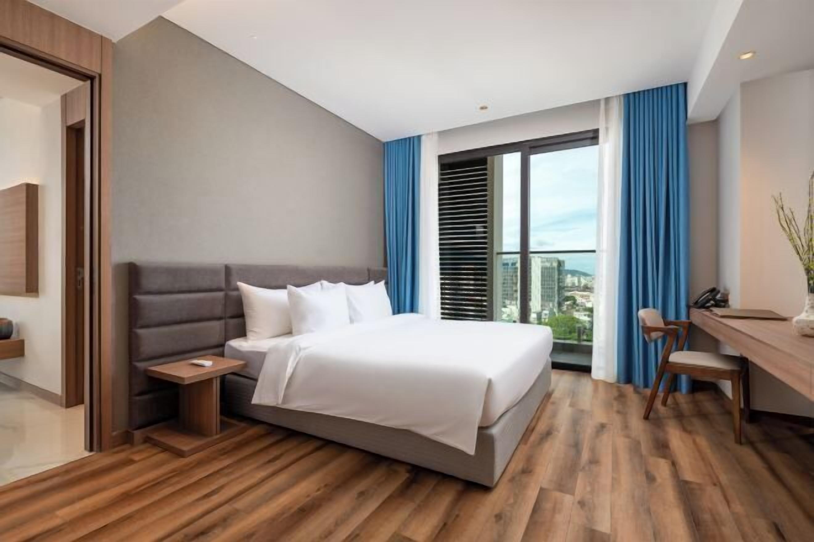 Bureau, fer et planche à repasser, lits pliants/supplémentaires