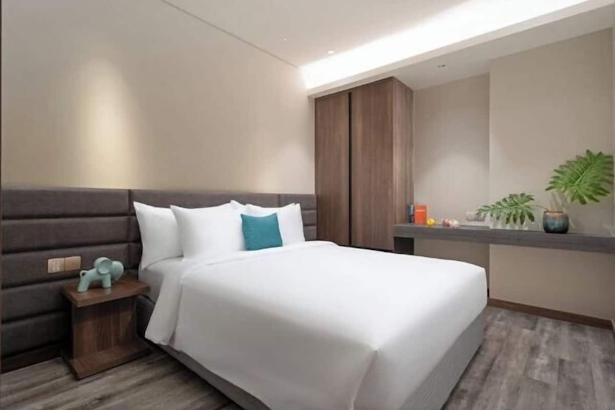 Desk, iron/ironing board, rollaway beds, free WiFi