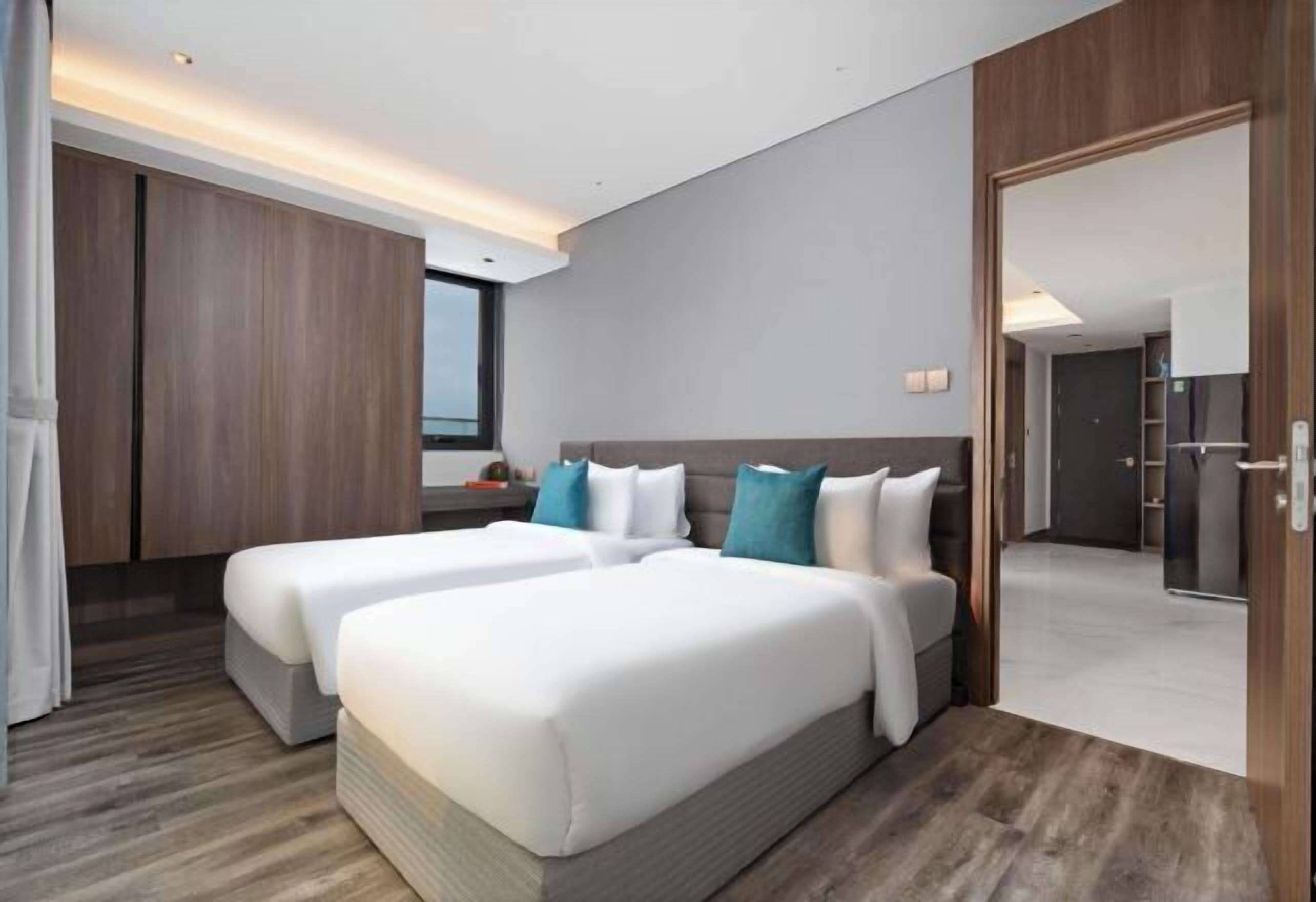 Bureau, fer et planche à repasser, lits pliants/supplémentaires