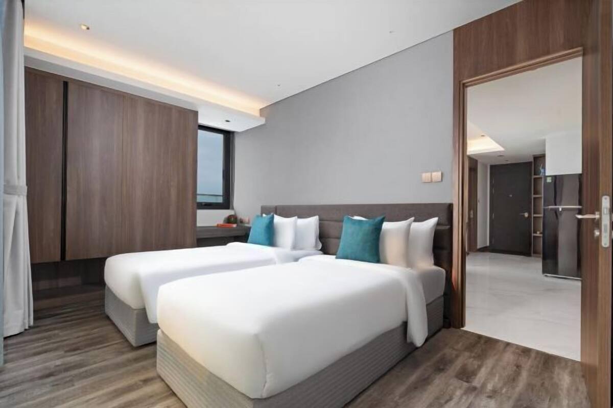 Escritorio, tabla de planchar con plancha, camas supletorias