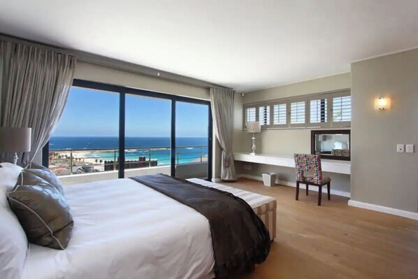 3 slaapkamers, een kluis op de kamer, een bureau