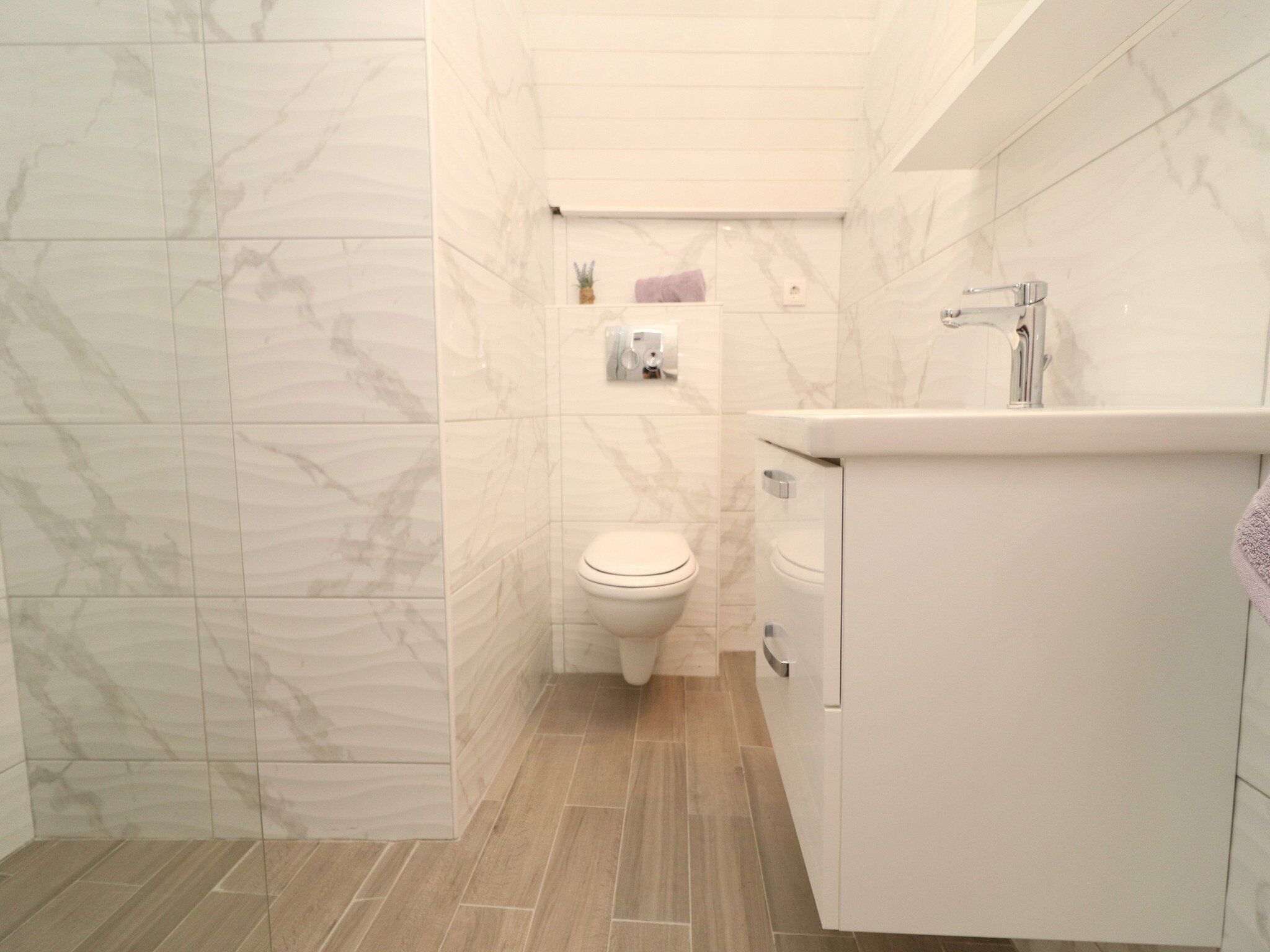 Une salle de bain avec des toilettes, un lavabo et un miroir.