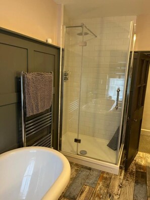 Deluxe Double Room, Private Bathroom | Bathroom - The Crown Inn (King's Lynn)
