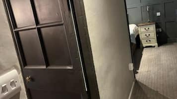 Habitación doble Deluxe, baño privado | Escritorio y wifi gratis
