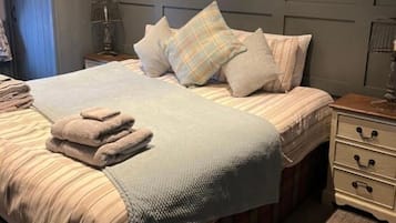 Habitación doble Deluxe, baño privado | Escritorio y wifi gratis