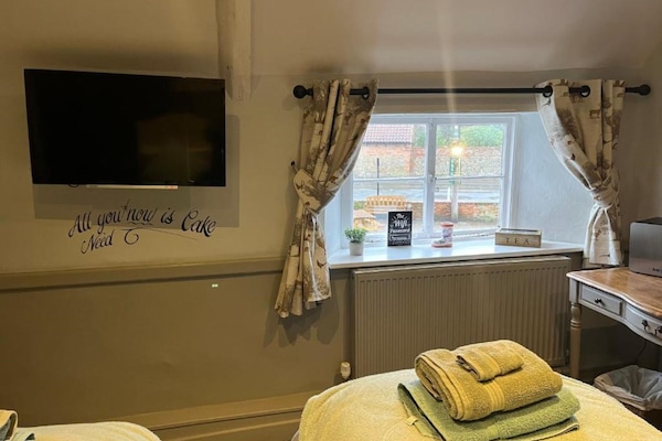 Habitació amb dos llits individuals, bany privat | Escriptori i wifi gratuïta