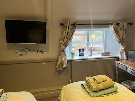 Twin Room, Private Bathroom | Desk, free WiFi. The Crown Inn