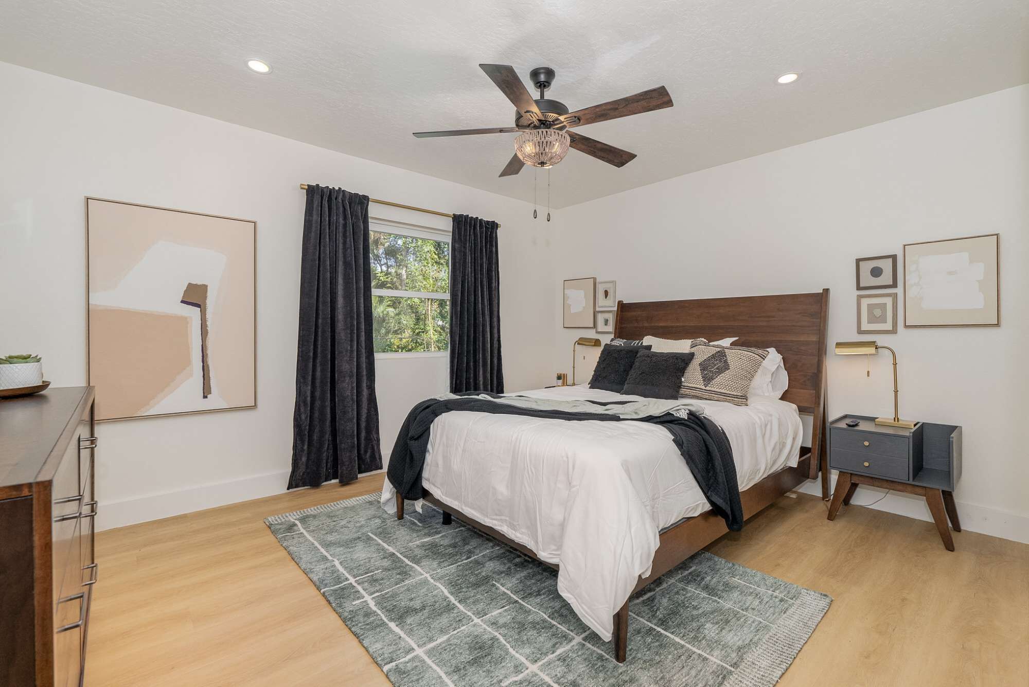 2 多间卧室、办公桌、熨斗/熨衣板、WiFi