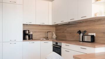 Kjøleskap, ovn, kokeplater og oppvaskmaskin