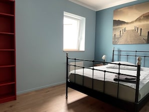 2 bedrooms, desk, travel crib, free WiFi - Complete apartment, 4 sleeping areas for up to 8 people (Bielefeld)