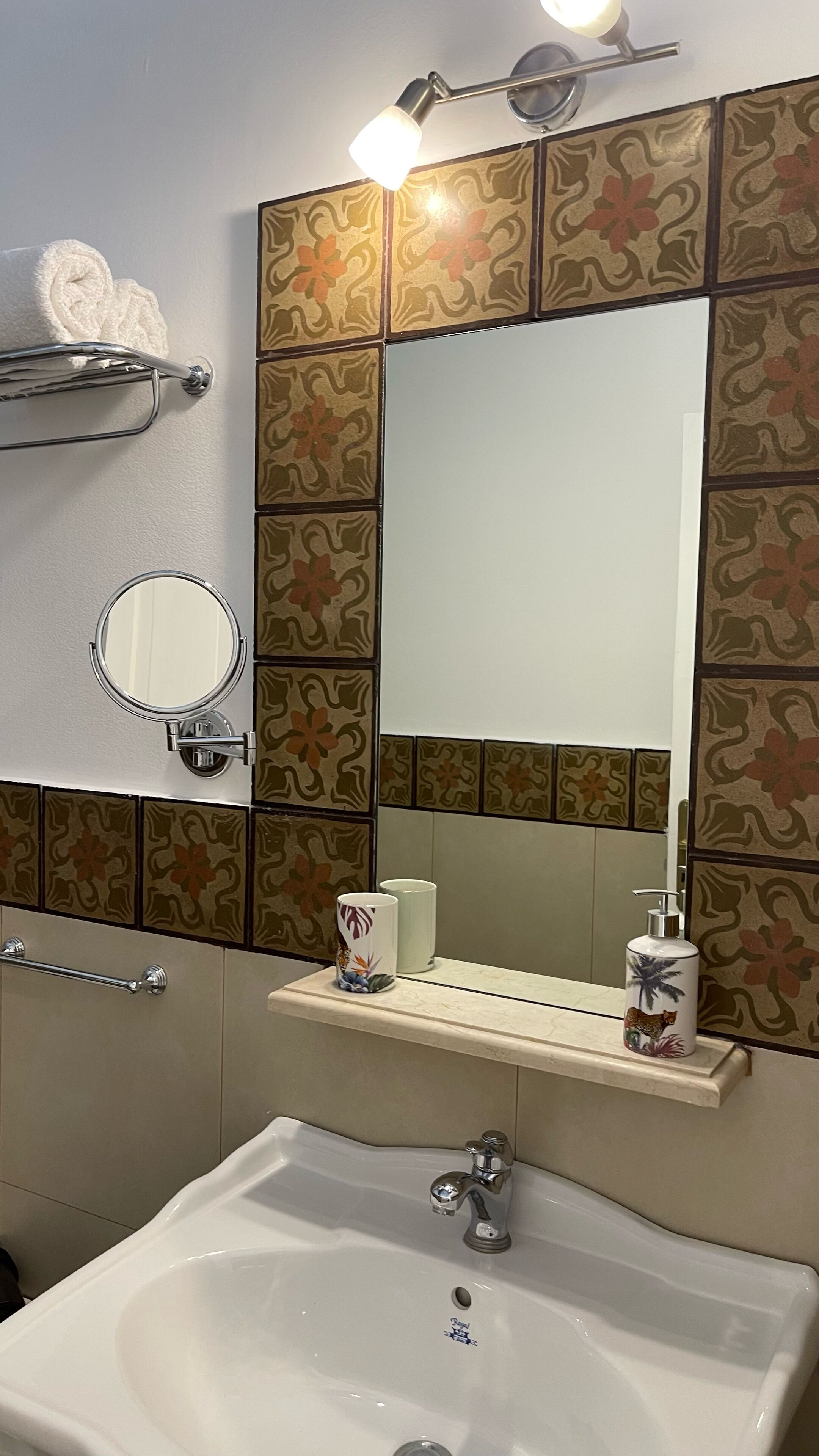 Standard Double Room, 1 Queen Bed | Bathroom | Bidet, towels