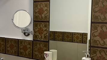 Habitación doble estándar, 1 cama Queen size | Baño | Toallas