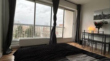 1 slaapkamer, een strijkplank/strijkijzer, beddengoed