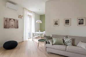 Smart TV, books - OMNIA APARTMENT, wonderful home 2 BDR, 6 guests, Porta Venezia Milan city center (Milano)
