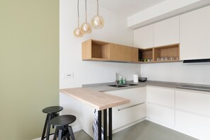 Fridge, microwave, oven, stovetop - OMNIA APARTMENT, wonderful home 2 BDR, 6 guests, Porta Venezia Milan city center (Milano)