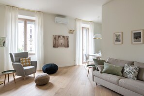 Smart TV, books - OMNIA APARTMENT, wonderful home 2 BDR, 6 guests, Porta Venezia Milan city center (Milano)