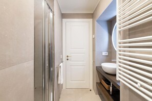Hair dryer, bidet, towels, soap - OMNIA APARTMENT, wonderful Home 2 BDR, 6 guests, Milan city center (Milano)