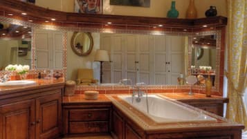 Regadera, secadora de cabello, toallas, jabón