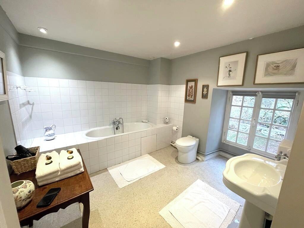 Een douche, een haardroger, handdoeken, zeep