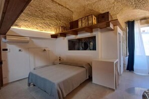 1 bedroom, bed sheets - Caieta Housing - Guest House Centro Storico. Gratis Parking Pass e Ztl - 2 (Gaeta)