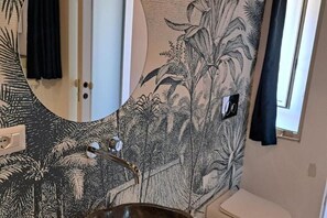 Dusch, hårtork, bidé och handdukar