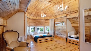 Habitación cuádruple básica | Tabla de planchar con plancha, cunas, wifi gratis y ropa de cama