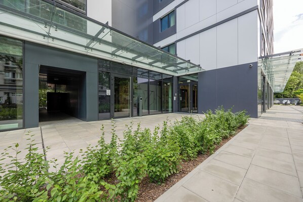 Front of property - Grzybowska Elegant Apartment by Renters (Warsaw)