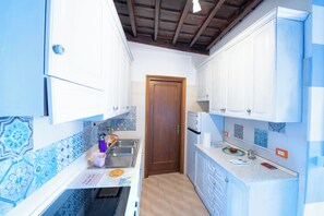 Een koelkast, een oven, een kookplaat, een koffiezetapparaat/waterkoker