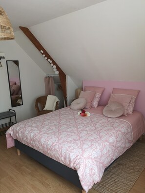 1 soverom, skrivebord, wi-fi (inkludert) og sengetøy