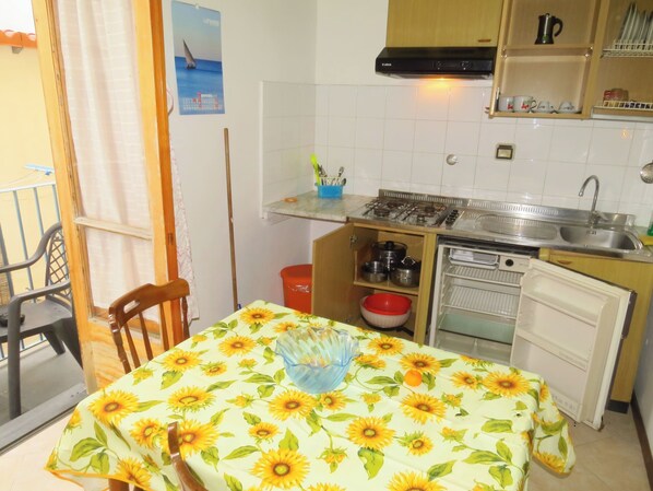 Fridge, stovetop, cookware/dishes/utensils, dining tables