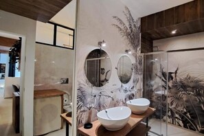 Doccia, asciugacapelli, bidet, asciugamani